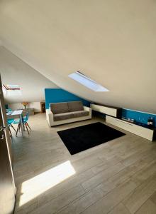 un soggiorno con divano e tavolo di Sky Loft ad Alba