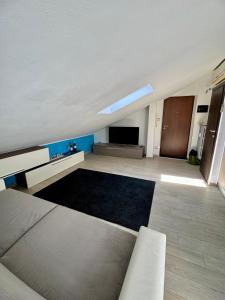 uma sala de estar com uma cama e uma televisão em Sky Loft em Alba