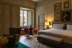 - une chambre avec un lit, une chaise et une fenêtre dans l'établissement Palazzo Shedir - The Leading Hotels of the World, à Rome