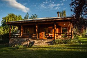 Zahrada ubytování Acogedora cabaña de madera con vista a la montaña