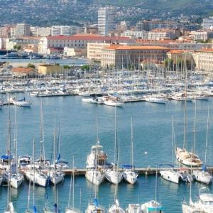 a bunch of boats docked in a harbor with a city at Escale Toulonnaise - Cosy, calme & bien situé in Toulon