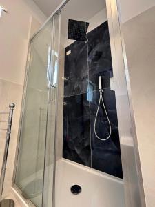 特羅佩阿的住宿－Il Narciso Residence，浴室里设有玻璃门淋浴