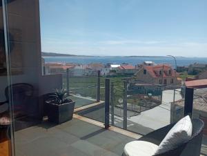balcón con vistas al océano en duplex de lujo en medio del paraiso, en Teira