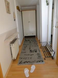 um corredor com um tapete no chão em Captains Corner, 999 Schritte bis zur Ostsee em Wustrow