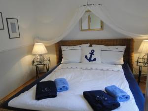 um quarto com uma cama com toalhas azuis em Captains Corner, 999 Schritte bis zur Ostsee em Wustrow