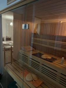 ein Glasfenster mit einigen Hüten in der Unterkunft Luxuriöse Ferienwohnung mit Sauna und Whirlpool in Köln