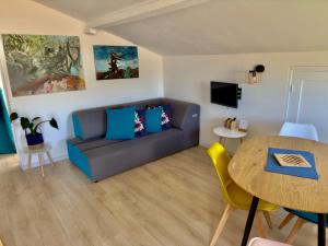 布科的住宿－Maison des Chênes 64，客厅配有沙发和桌子