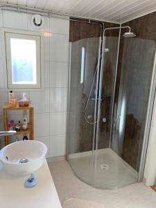 y baño con ducha y lavamanos. en Kalles, skärgårdsidyll med utsikt över Hamnsundet, en Saltvik