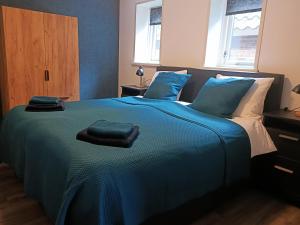 una camera da letto con un grande letto con lenzuola e cuscini blu di 't Stookhok Gasselte a Gasselte