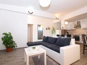 sala de estar con sofá y mesa en Ferienwohnung für 6 Personen ca 75 qm in Fažana, Istrien Istrische Riviera - b54751, en Fažana
