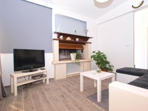 sala de estar con TV y sofá en Ferienwohnung für 6 Personen ca 75 qm in Fažana, Istrien Istrische Riviera - b54751, en Fažana