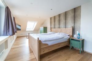 um quarto com uma cama e uma cabeceira em madeira em Südtiroler Stuben em Essen