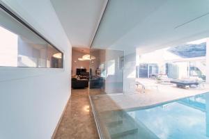 uma casa com piscina e sala de estar em Ferienhaus mit Privatpool für 4 Personen ca 380 qm in Torretta, Sizilien Nordküste von Sizilien em Torretta