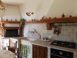 eine Küche mit einem Herd und einer Arbeitsplatte in der Unterkunft Ferienwohnung für 4 Personen ca 100 m in Marciaga, Gardasee Ostufer Gardasee in Marciaga