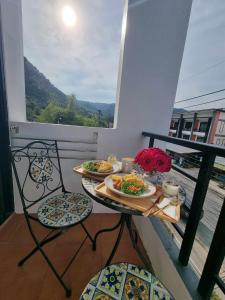 einen Tisch mit 2 Tellern Essen auf einem Balkon in der Unterkunft Kamala Havana in Kamala Beach