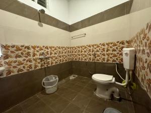 y baño con aseo y lavamanos. en Le Tamara Luxury en Auroville
