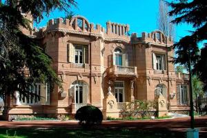 a large brick house with a tree in front of it at Complejo Wine Maipu: Piscina, Parrilla, Bicis in Maipú