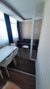 Zimmer mit einem Bett, einem Sofa und einem Spiegel in der Unterkunft Ozef Suites in Istanbul