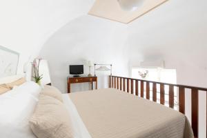 ナポリにあるNiloufar residenceの白いベッドルーム(ベッド1台、バルコニー付)