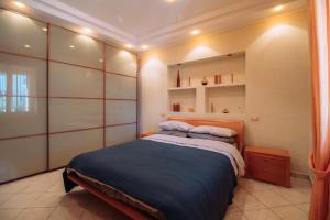 um quarto com uma cama grande e prateleiras em holiday flat with high speed internet em Tocco da Casauria