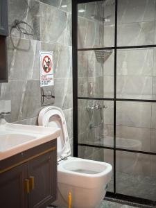 La salle de bains est pourvue de toilettes blanches et d'un lavabo. dans l'établissement RUM NEPTUNE lUXURY CAMP, à Wadi Rum