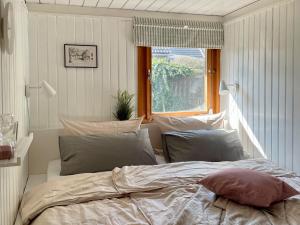 um quarto com uma cama e uma janela em Tiny House mit Garten in See-Nähe em Tauche