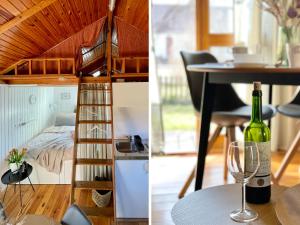 um quarto com uma cama e uma mesa com um copo de vinho em Tiny House mit Garten in See-Nähe em Tauche
