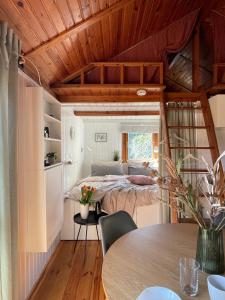 Dormitorio pequeño con cama y mesa en Tiny House mit Garten in See-Nähe, en Tauche