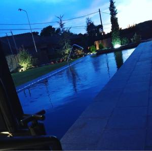 einen Pool mit einem Schlauch in einem Hof in der Nacht in der Unterkunft Casa moderna in El Carrer de Dalt
