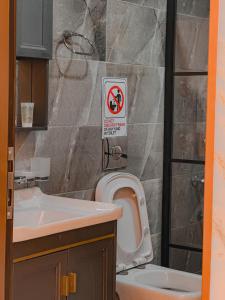 La salle de bains est pourvue de toilettes et d'un lavabo. dans l'établissement RUM NEPTUNE lUXURY CAMP, à Wadi Rum