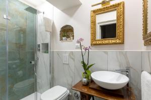 La salle de bains est pourvue de toilettes, d'un lavabo et d'une douche. dans l'établissement Niloufar residence, à Naples
