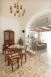 - un salon avec une table, des chaises et un canapé dans l'établissement Niloufar residence, à Naples