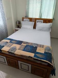 Ένα ή περισσότερα κρεβάτια σε δωμάτιο στο 2BHK AC Service Apartment 101 Bhugaon