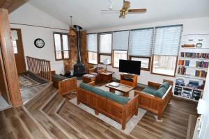Gallery image of Brigadoon - Pet Friendly, Wifi, Pool Access, King Bed, Hiking, Wood Stove, Family Friendly, Deck in Berkeley Springs
