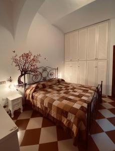 a bedroom with a bed and a checkered floor at La sosta del viandante in Sinalunga