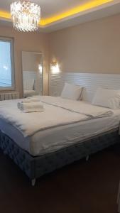 ein großes Bett in einem Schlafzimmer mit einem Kronleuchter in der Unterkunft Ozef Suites in Istanbul