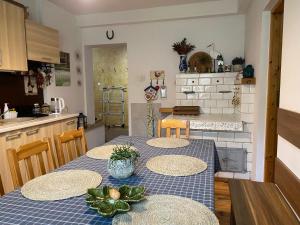 kuchnia ze stołem z 4 krzesłami oraz kuchnia z blatem w obiekcie Apartament Hajstra z ogrodem w mieście Grodzisk