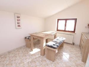 une chambre avec une table, un banc et une fenêtre dans l'établissement Ferienwohnung für 5 Personen ca 50 qm in Fažana, Istrien Istrische Riviera - b54513, à Fažana