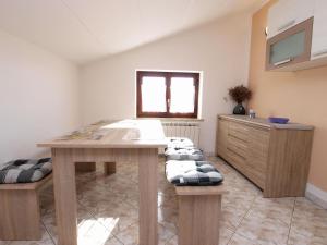 une chambre avec une table, des bancs et une fenêtre dans l'établissement Ferienwohnung für 5 Personen ca 50 qm in Fažana, Istrien Istrische Riviera - b54513, à Fažana