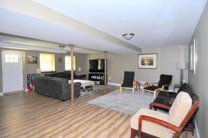 Μια τηλεόραση ή/και κέντρο ψυχαγωγίας στο Creekview Cabin - Hot Tub, EV Station, Pet Friendly, Screen Porch, Wifi, Grill, Fire Pit, Deck, Family Friendly, Game Room, King Bed