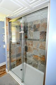 Ένα μπάνιο στο Creekview Cabin - Hot Tub, EV Station, Pet Friendly, Screen Porch, Wifi, Grill, Fire Pit, Deck, Family Friendly, Game Room, King Bed +37 φωτογραφίες