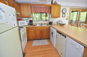 Gallery image of Fox Hollow - Hot Tub, Wifi, Pet Friendly, Screen Porch, Deck, Recreation Center, Pool Access, Golf Nearby, Hiking, Grill, Fireplace, King Bed in Hedgesville +24 photos