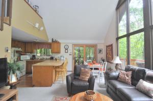 Η κουζίνα ή μικρή κουζίνα στο Fox Hollow - Hot Tub, Wifi, Pet Friendly, Screen Porch, Deck, Recreation Center, Pool Access, Golf Nearby, Hiking, Grill, Fireplace, King Bed