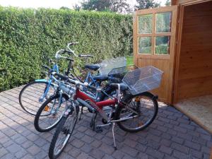 due biciclette parcheggiate l'una accanto all'altra di fronte a un edificio di Ferienwohnung für 5 Personen ca 80 qm in Westoverledingen, Ostfriesland Landkreis Leer a Westoverledingen