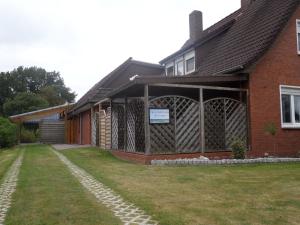 a brick house with a pathway in front of it at Ferienwohnung für 5 Personen ca 80 qm in Westoverledingen, Ostfriesland Landkreis Leer in Westoverledingen