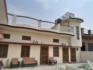 un edificio con balcón en la parte superior en Satwik Homestay, en Ayodhya