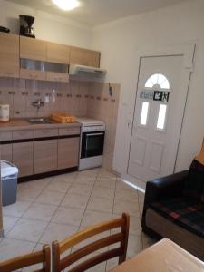 Kuchyň nebo kuchyňský kout v ubytování Apartmani Vitković II Cres