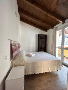 een slaapkamer met een bed en een groot raam bij Appartamento Centro Cagliari con ampio Terrazzo in Cagliari +39 foto's
