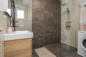een badkamer met een douche, een wastafel en een wasmachine bij Ferienwohnung für 4 Personen ca 75 qm in Vir, Dalmatien Inseln vor Zadar - b53410 in Vir