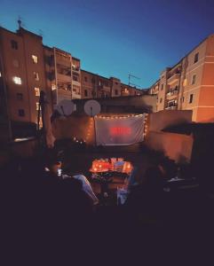 een verlichte vrachtwagen geparkeerd in een stad 's nachts bij Appartamento Centro Cagliari con ampio Terrazzo in Cagliari